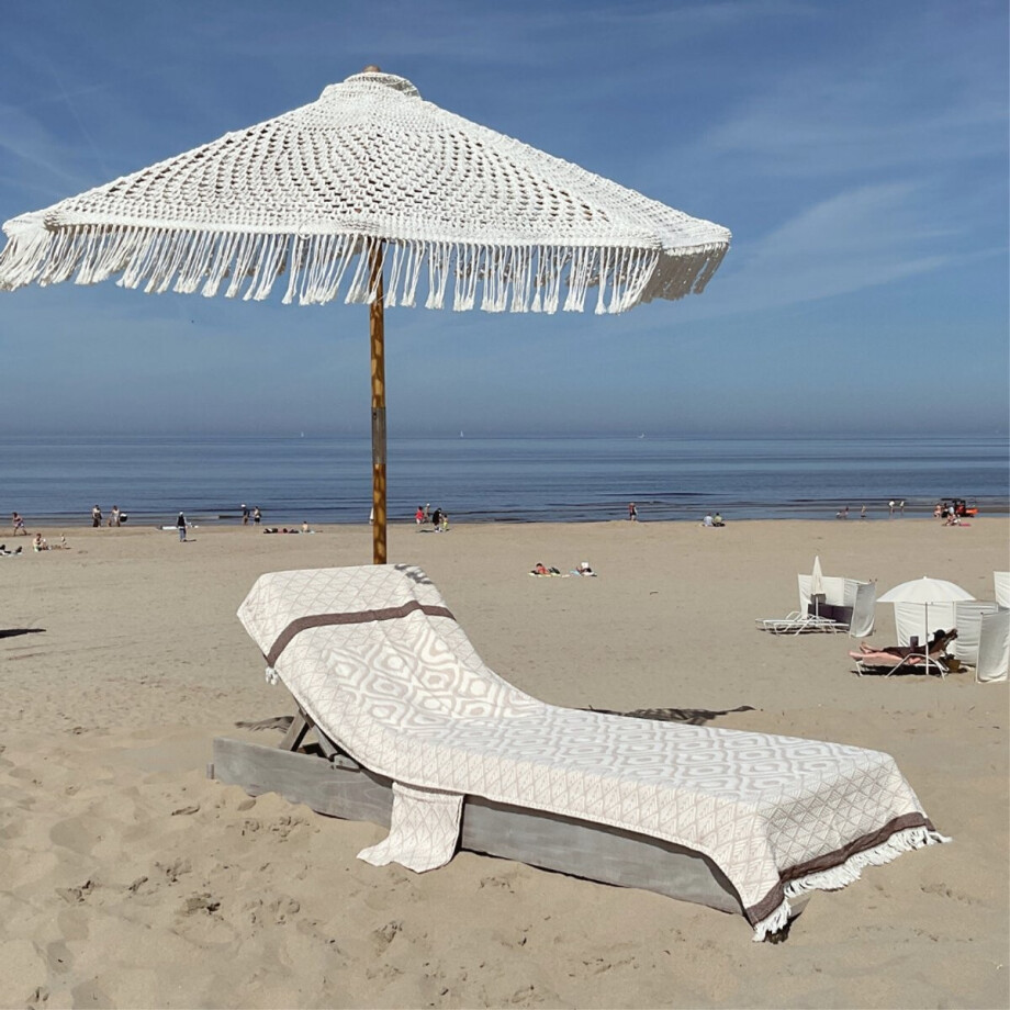 hiPPs Loungie Eye Beige. Luxe dikkere Hamamdoek voor ligbed | met OMSLAG en 2 SIDE-POCKETS | Ligbedhoes | Zijvakjes | Strandbed handdoek | Strandlaken | Cover | Beachbed | Sunbed | Ligstoel | Uniek formaat en functioneel | One size fits all afbeelding 1