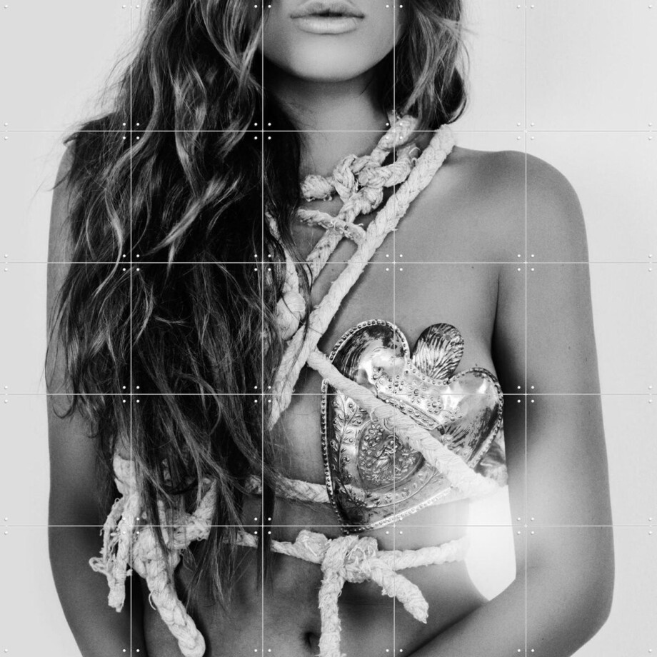 IXXI A Spy in the House of Love, STUDIO HANNAH LEMHOLT - 100 x 100 cm - Gratis ophangtool - Grote wanddecoratie en posters - Fotografie, Slaapkamer afbeelding 1