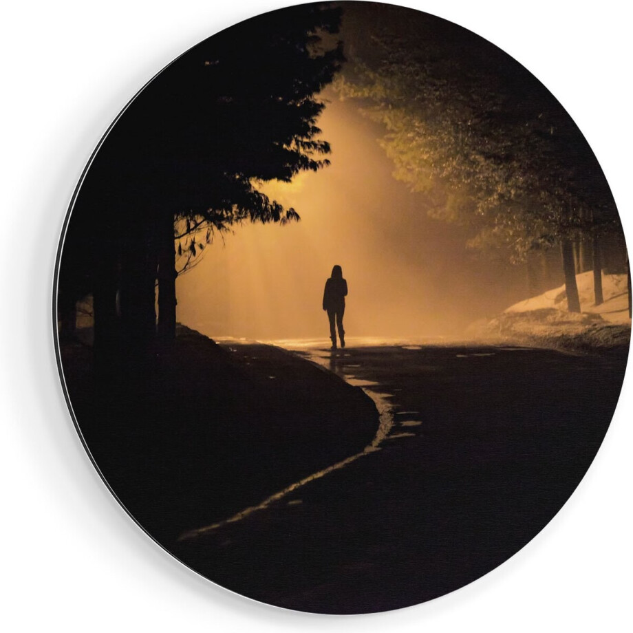 Artaza Dibond Muurcirkel Persoon Op Een Donkere Weg In Het Bos - Ø 90 cm - Groot - Wandcirkel - Rond Schilderij - Voor Binnen en Buiten afbeelding 1