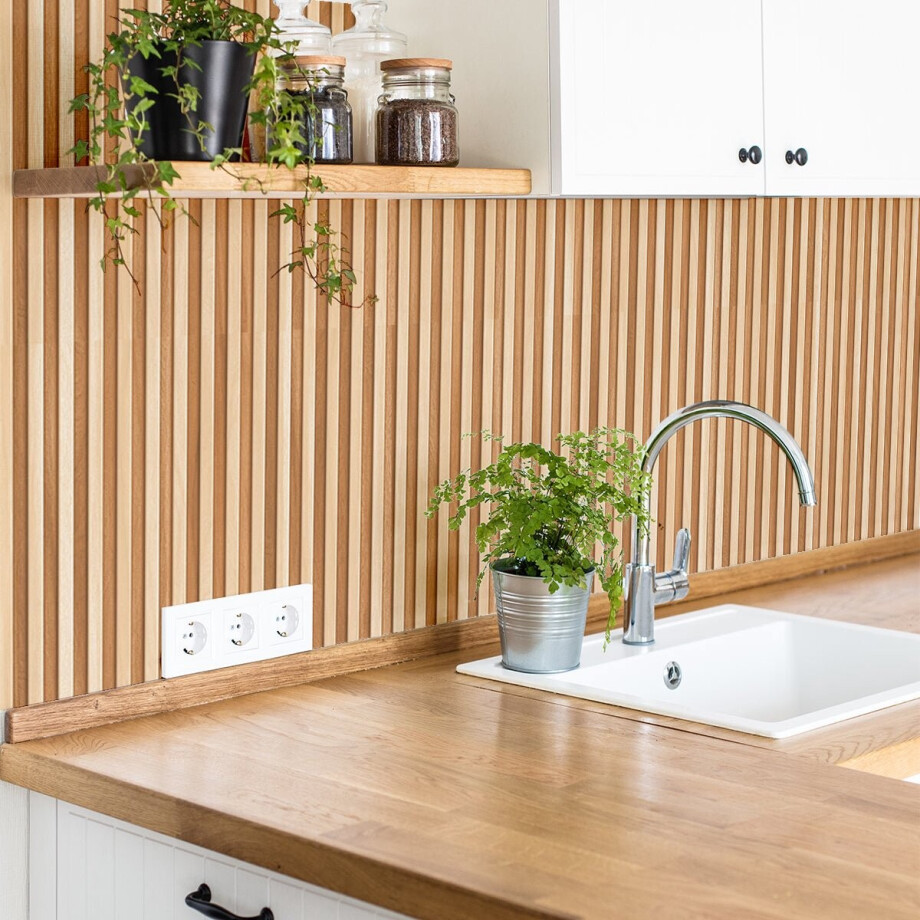 Zelfklevende spatwandsticker - Licht houten paneel - 60x100cm Zelfklevende spatwandsticker - Licht houten paneel - 60x100cm afbeelding 1