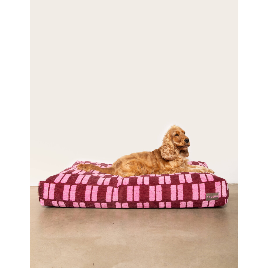 Dogguo hondenkussen RETRO-BLOCK-BED-BORDEAUX/PINK-M Dogguo hondenkussen RETRO-BLOCK-BED-BORDEAUX/PINK-M afbeelding