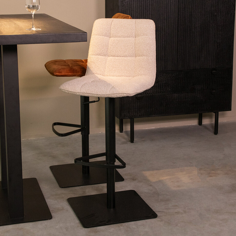 LABEL51 Draaibare Barkruk 'Juul' Bouclé, kleur Naturel (zithoogte 55-81cm) LABEL51 Draaibare Barkruk 'Juul' Bouclé, kleur Naturel (zithoogte 55-81cm) afbeelding 1