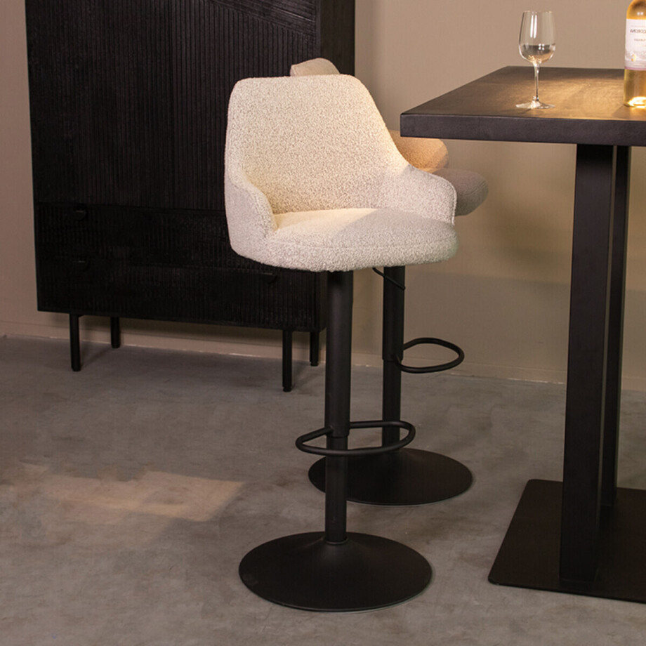 LABEL51 Draaibare Barkruk 'Fender' Bouclé, kleur Wit (zithoogte 64-84cm) LABEL51 Draaibare Barkruk 'Fender' Bouclé, kleur Wit (zithoogte 64-84cm) afbeelding 1