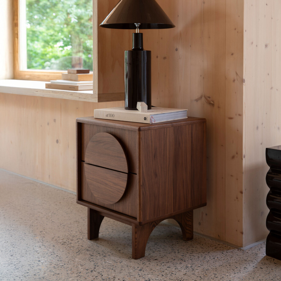 Zuiver Bijzettafel/Nachtkastje 'Groove' Walnoothout, Met 2 laden Zuiver Bijzettafel/Nachtkastje 'Groove' Walnoothout, Met 2 laden afbeelding 1