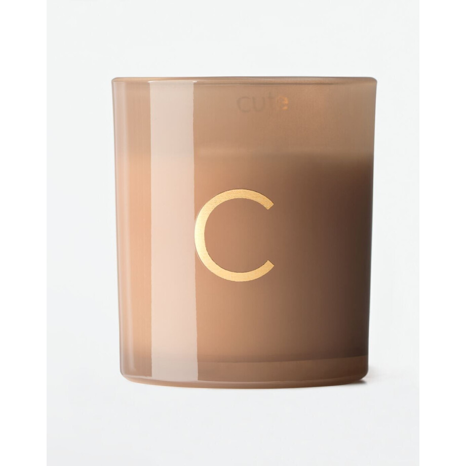 HEMA HEMA Kaars In Glas ⌀8x9cm Letter C (taupe) HEMA HEMA Kaars In Glas ⌀8x9cm Letter C (taupe) afbeelding 1