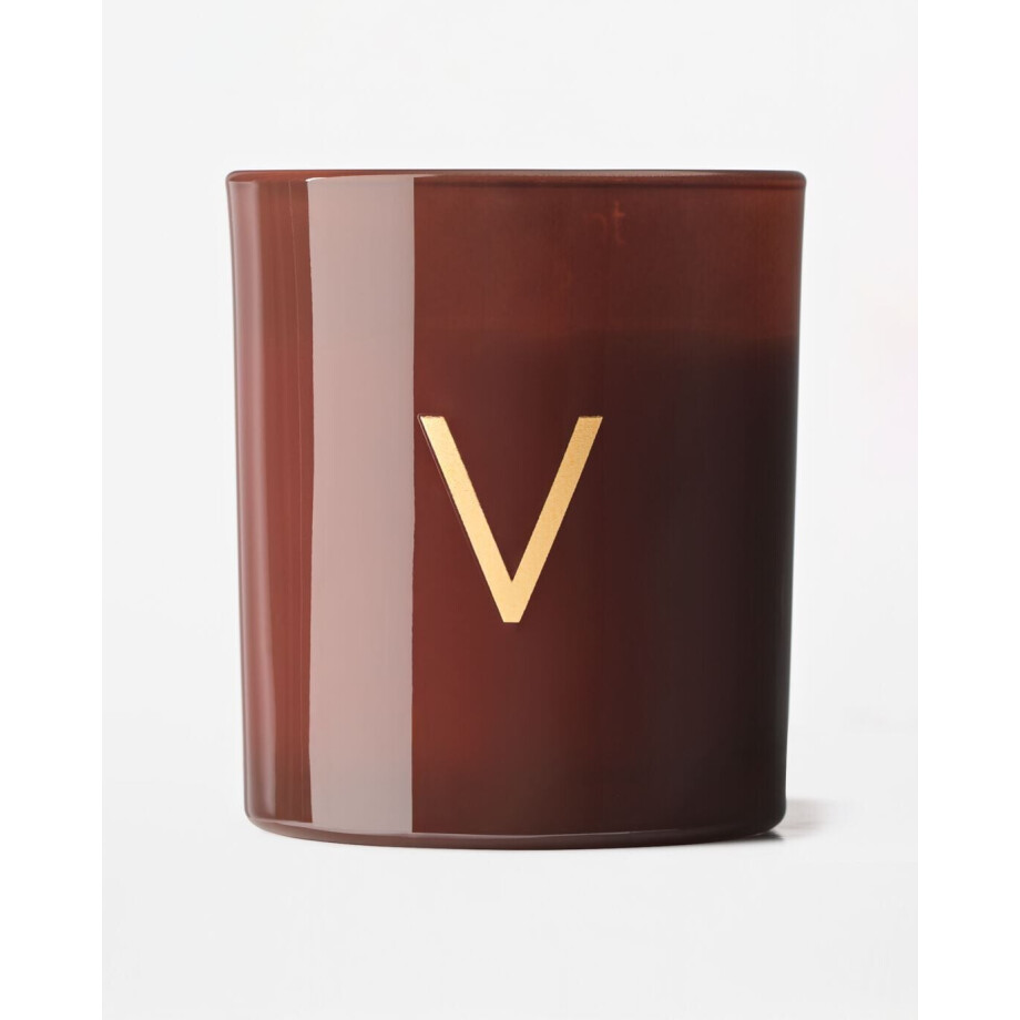HEMA HEMA Kaars In Glas ⌀8x9cm Letter V (cognac) HEMA HEMA Kaars In Glas ⌀8x9cm Letter V (cognac) afbeelding 1
