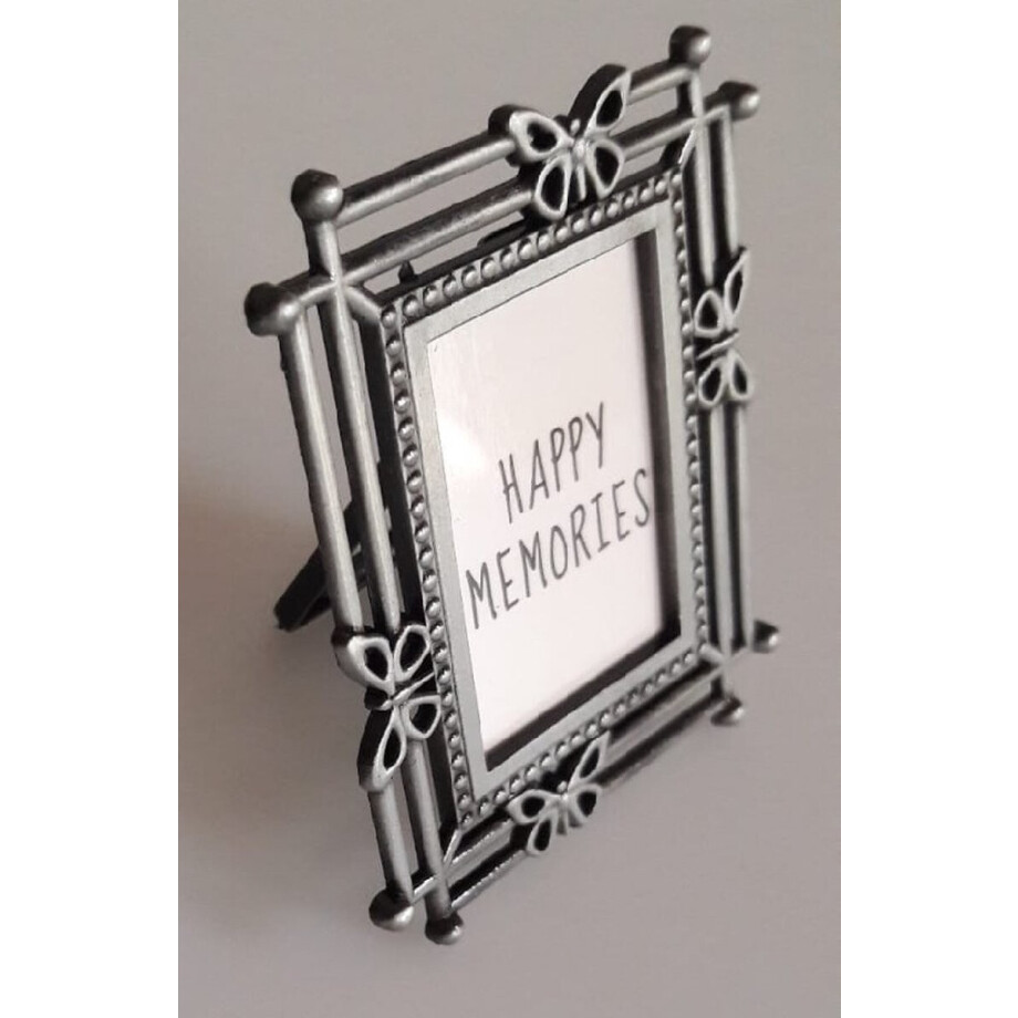 Met dit fotolijstje van kunststof kunt u uw favoriete foto / afbeelding op een mooie plaats zetten. Er past een afbeelding in met de maat van een pasfoto. Dit zilverkleurige lijstje heeft aan de achterkant een standaard. Voor uzelf of Bestel Een Kado afbeelding 1