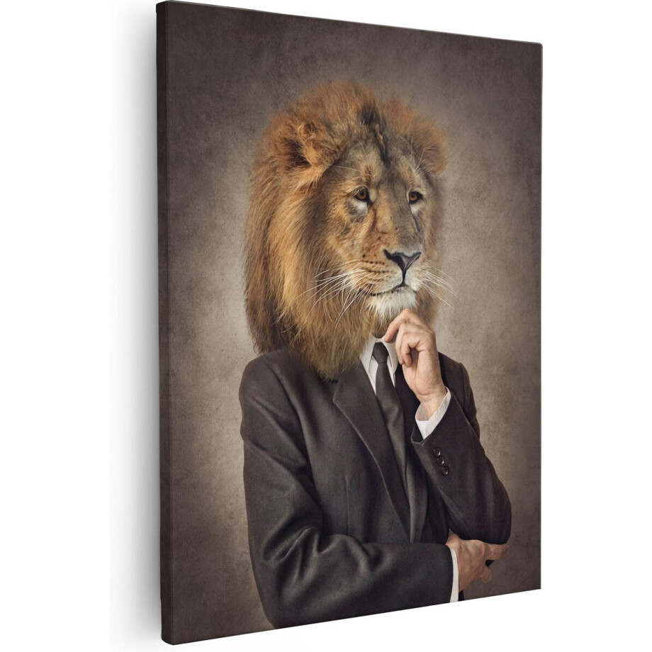 Artaza Canvas Schilderij Leeuw In Pak - 80x100 cm - Groot - Wanddecoratie Dieren - Muurdecoratie Zakelijk - Kantoor Decoratie afbeelding 1
