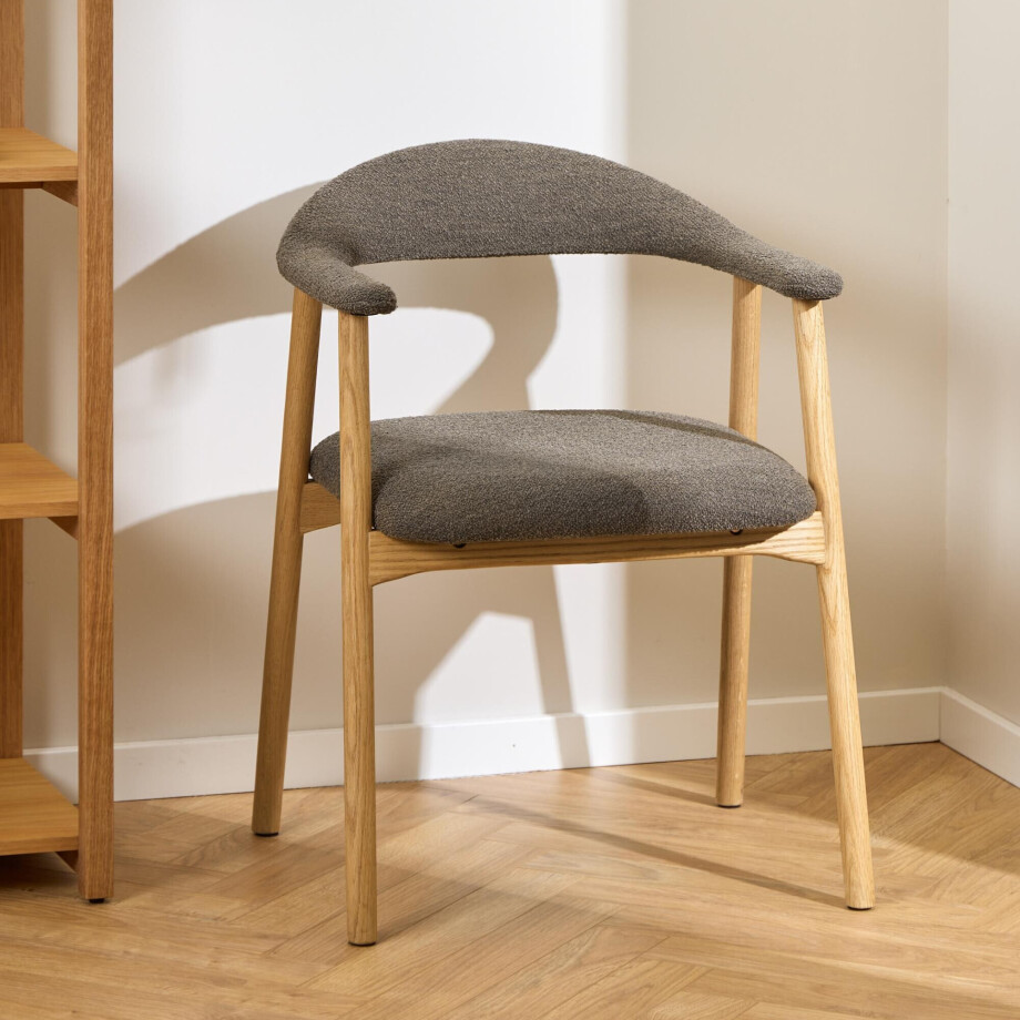 Bendt Eetkamerstoel 'Gerado' Eikenhout en Bouclé, kleur Taupe Bendt Eetkamerstoel 'Gerado' Eikenhout en Bouclé, kleur Taupe afbeelding 1