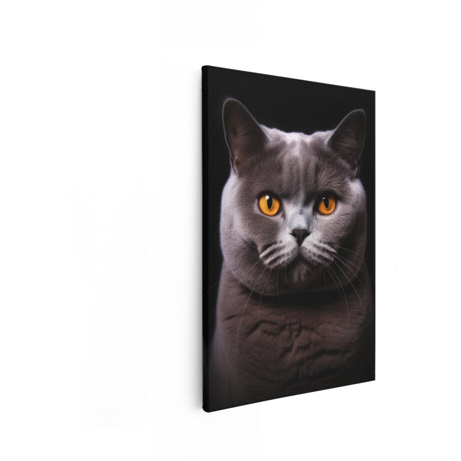 Artaza Canvas Schilderij Portret van een Britse Korthaar Kat met Intense Oranje Ogen tegen een Zwarte Achtergrond - 20x30 cm - Klein - Wanddecoratie Woonkamer - Schilderijen - Muurdecoratie afbeelding 1