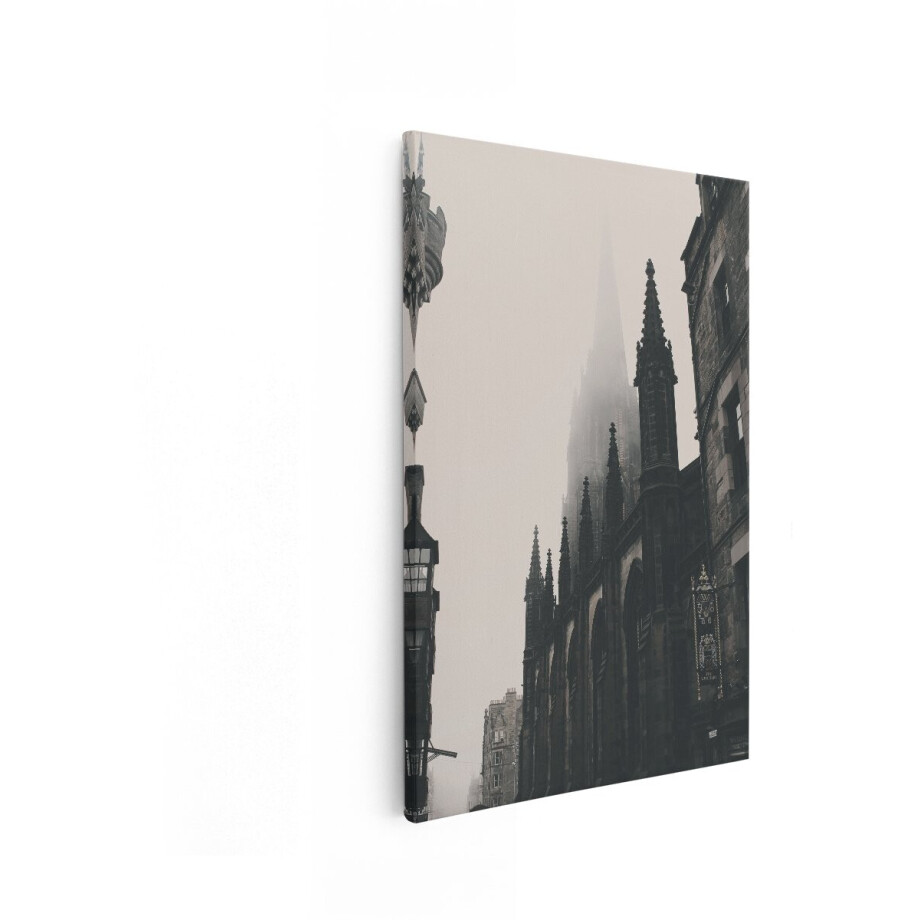 Artaza Canvas Schilderij Gotische Kerkspits Gehuld in Mist op een Sombere - Bewolkte Dag in Edinburgh - 60x90 cm - Wanddecoratie Woonkamer - Schilderijen - Muurdecoratie afbeelding 1