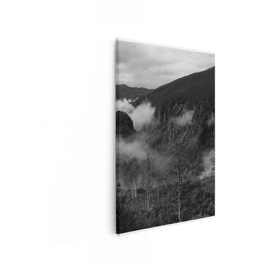 Artaza Canvas Schilderij Dramatische Berglandschap met Mist en Bomen in Zwart-Wit - 20x30 cm - Klein - Wanddecoratie Woonkamer - Schilderijen - Muurdecoratie afbeelding 1