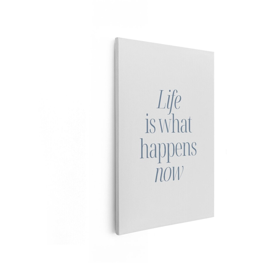 Artaza Canvas Schilderij Het Leven Is Wat Er Nu Gebeurt Citaat in Elegante Blauwe Typografie op een Lichte Achtergrond - 20x30 cm - Klein - Wanddecoratie Woonkamer - Schilderijen - Muurdecoratie afbeelding 1