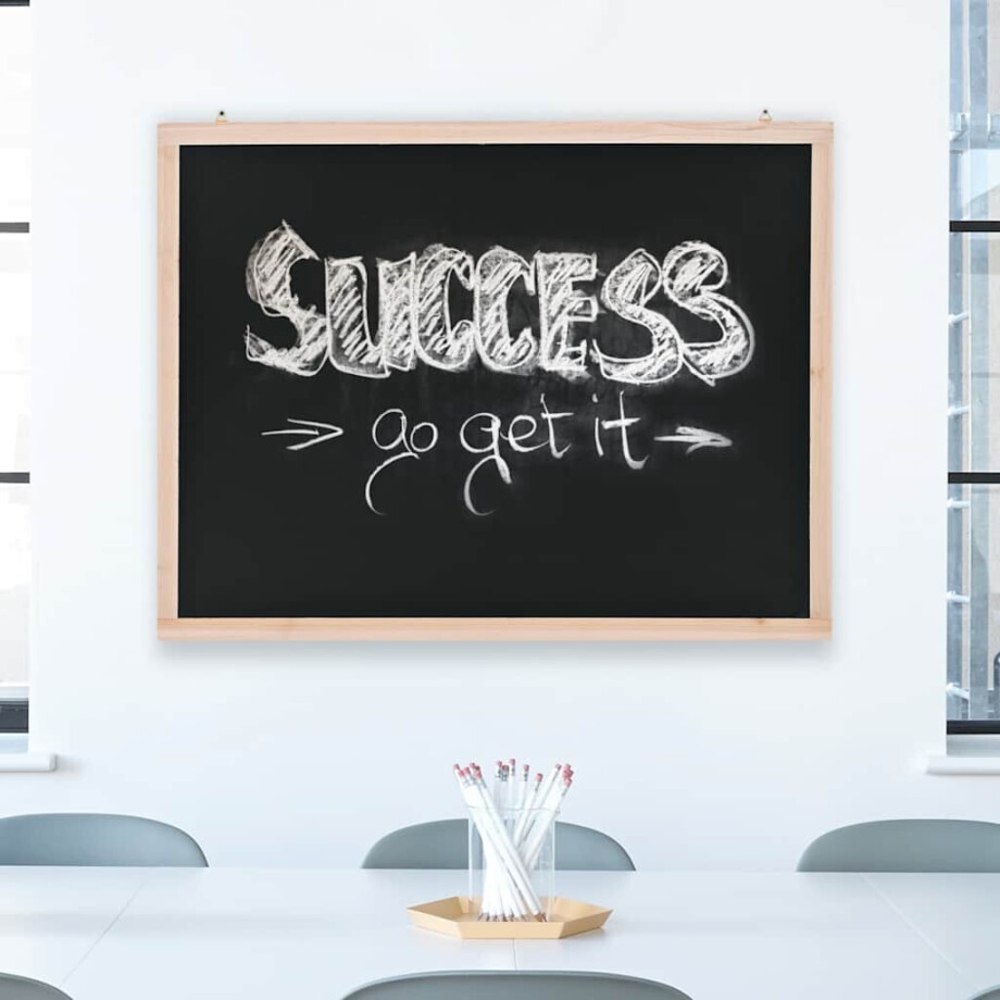 vidaXL Krijtbord voor aan de wand 60x80 cm cederhout afbeelding 1