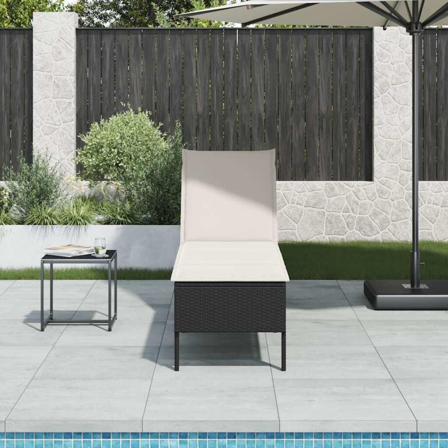 vidaXL Ligstoel met kussen zwart 55x200x44cm polyrotan afbeelding 1