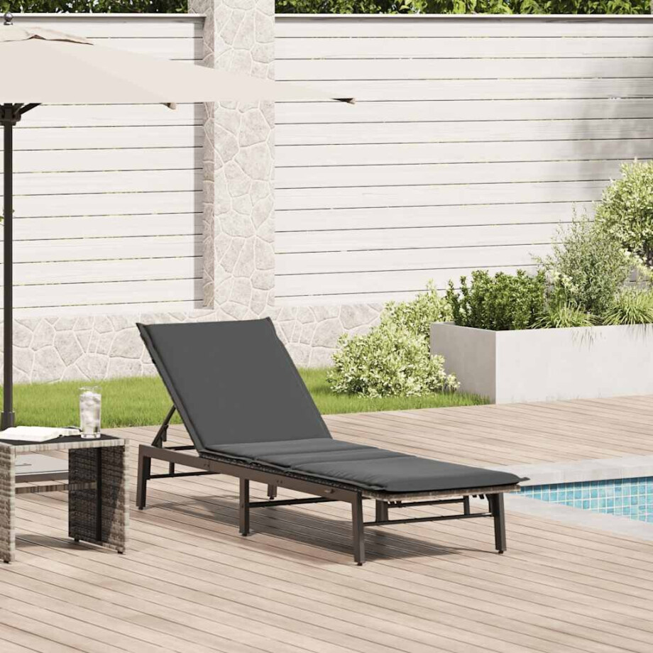 vidaXL Ligstoel met kussen lichtgrijs polyrotan vidaXL Ligstoel met kussen lichtgrijs polyrotan afbeelding 1