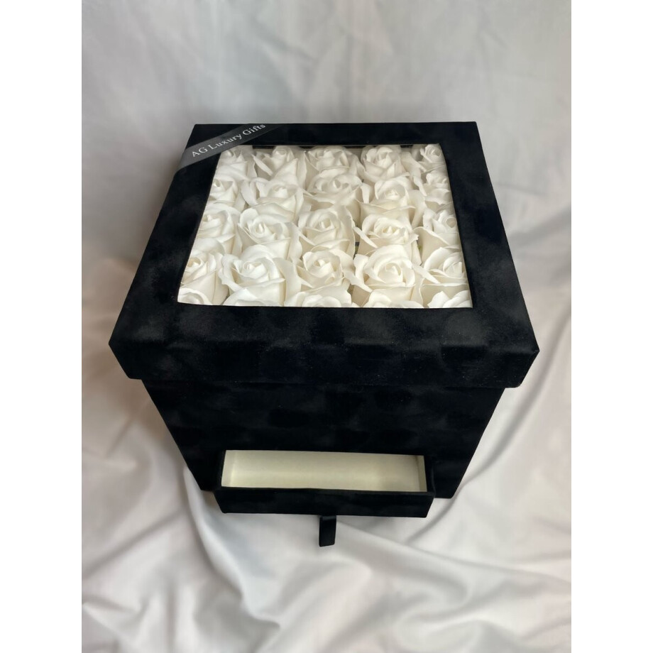 AG Luxurygifts velvet flowerbox - rozen box - Valentijnsdag - cadeau box - velvet - zwart - wit - rozen - soap roses - Moederdag AG Luxurygifts velvet flowerbox - rozen box - Valentijnsdag - cadeau box - velvet - zwart - wit - rozen - soap roses - Moederdag afbeelding 1