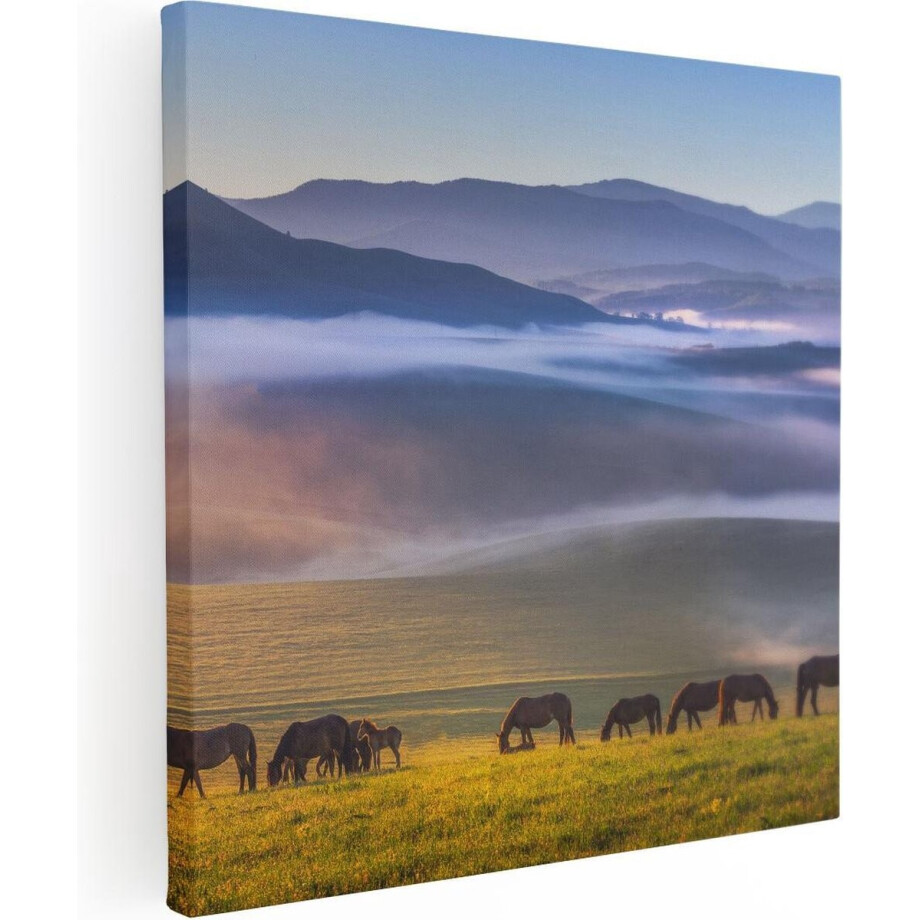 Artaza Canvas Schilderij Paarden - 70x70 cm - Wanddecoratie Landschap - Muurdecoratie Bergen In De Mist - Schilderijen Op Canvas Natuur afbeelding 1