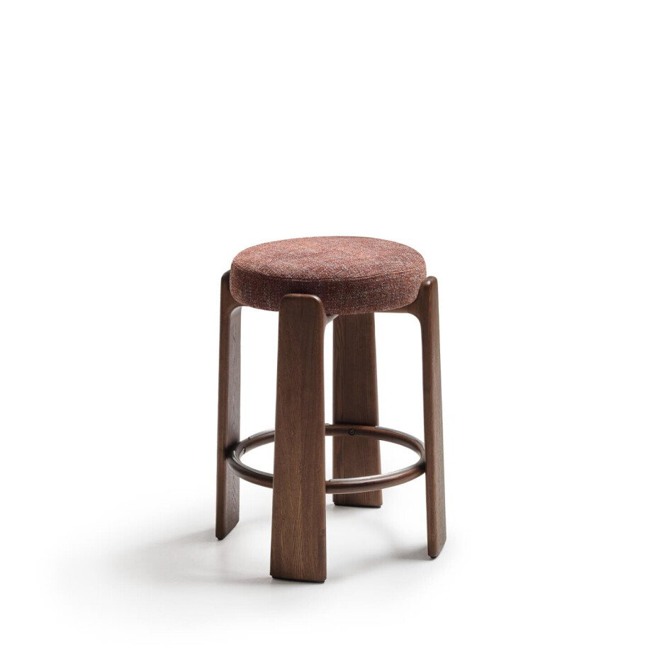 Kave Home Kruk 'Granite' Chenille en noten essenhout, kleur Bruin (zithoogte 65cm) afbeelding 1