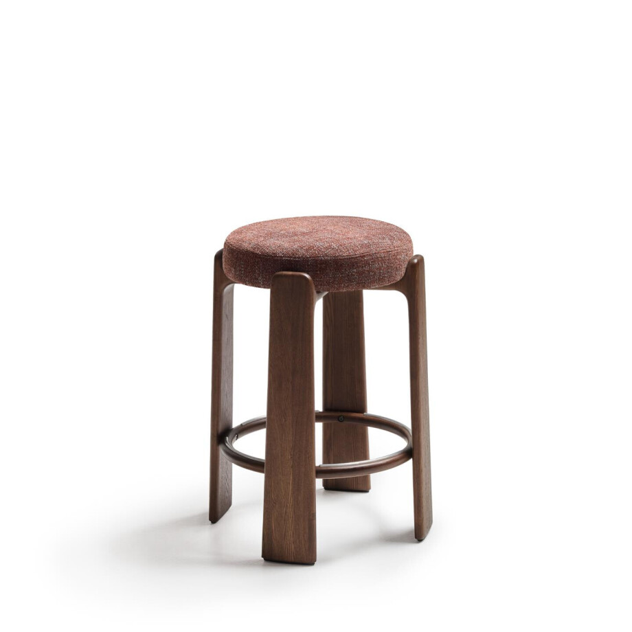 Kave Home Kruk 'Granite' Chenille en noten essenhout, kleur Bruin (zithoogte 75cm) afbeelding 1