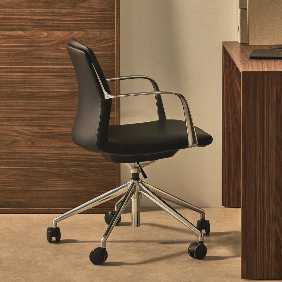 Kave Home Bureaustoel 'Nerlan' Lederlook, kleur Zwart/Aluminium afbeelding 1