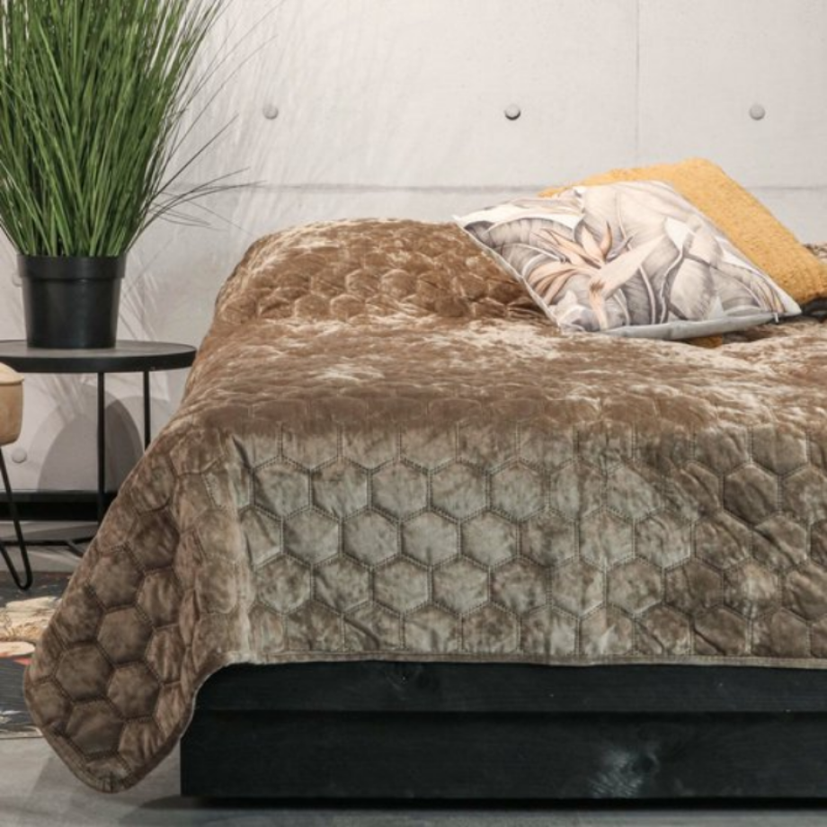 Bedsprei Peggy - Taupe - 220x220cm Van Unique Living Microvezel - Dekbed-Discounter.nl Bedsprei Peggy - Taupe - 220x220cm Van Unique Living Microvezel - Dekbed-Discounter.nl afbeelding 1