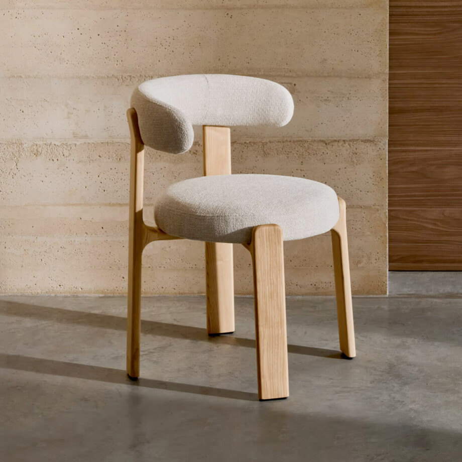 Kave Home Eetkamerstoel 'Granite' Chenille en essenhout, kleur Beige/Naturel Kave Home Eetkamerstoel 'Granite' Chenille en essenhout, kleur Beige/Naturel afbeelding 1