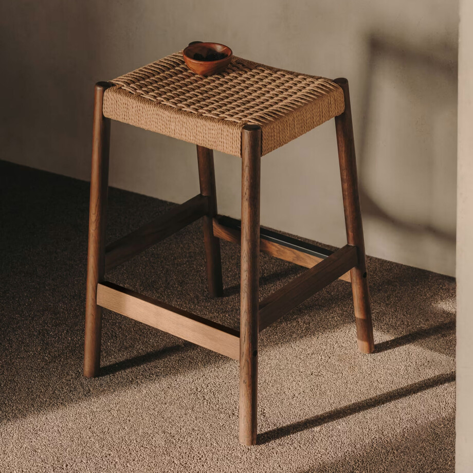 Kave Home Barkruk 'Yalia' Eikenhout, kleur Walnoot (zithoogte 66cm) Kave Home Barkruk 'Yalia' Eikenhout, kleur Walnoot (zithoogte 66cm) afbeelding 1