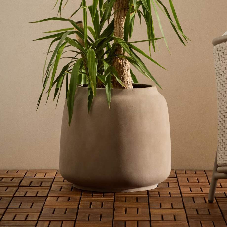 Kave Home Plantenpot 'Lira' Terracotta look, Ø53cm Kave Home Plantenpot 'Lira' Terracotta look, Ø53cm afbeelding