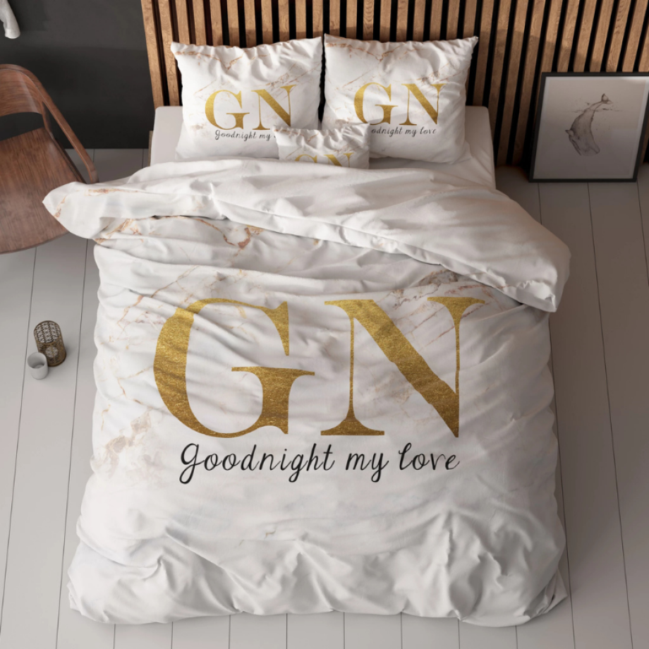Dekbedovertrek Goodnight - Goud - Lits-Jumeaux (240x220 Cm) - Wit Microvezel - Tekst - Sleeptime Essentials - Dekbed-Discounter.nl Dekbedovertrek Goodnight - Goud - Lits-Jumeaux (240x220 Cm) - Wit Microvezel - Tekst - Sleeptime Essentials - Dekbed-Discounter.nl afbeelding 1
