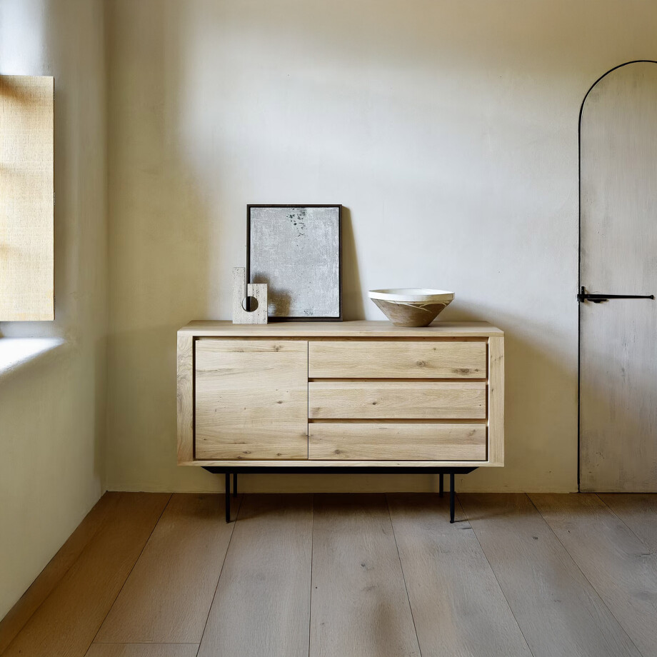 Ethnicraft Dressoir 'Shadow' Geolied Eikenhout, 134cm Ethnicraft Dressoir 'Shadow' Geolied Eikenhout, 134cm afbeelding