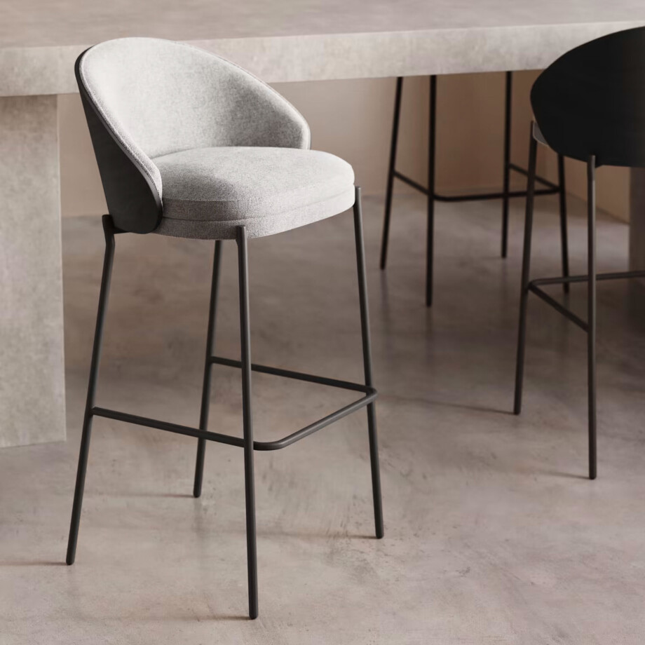 Kave Home Barkruk 'Eamy' Essenhout, kleur Lichtgrijs/Zwart (zithoogte 77cm) afbeelding 1