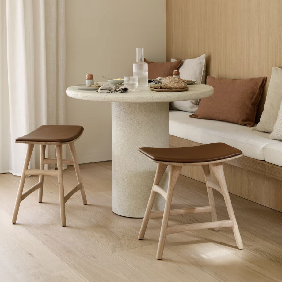 Ethnicraft Ronde Bistrotafel 'Elements' Microcement, 90cm, kleur Off White Ethnicraft Ronde Bistrotafel 'Elements' Microcement, 90cm, kleur Off White afbeelding 1