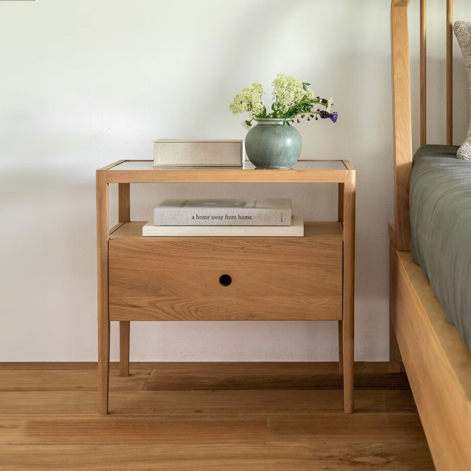 Ethnicraft Nachtkastje 'Spindle' Geolied Eikenhout en glas, kleur Naturel Ethnicraft Nachtkastje 'Spindle' Geolied Eikenhout en glas, kleur Naturel afbeelding 1