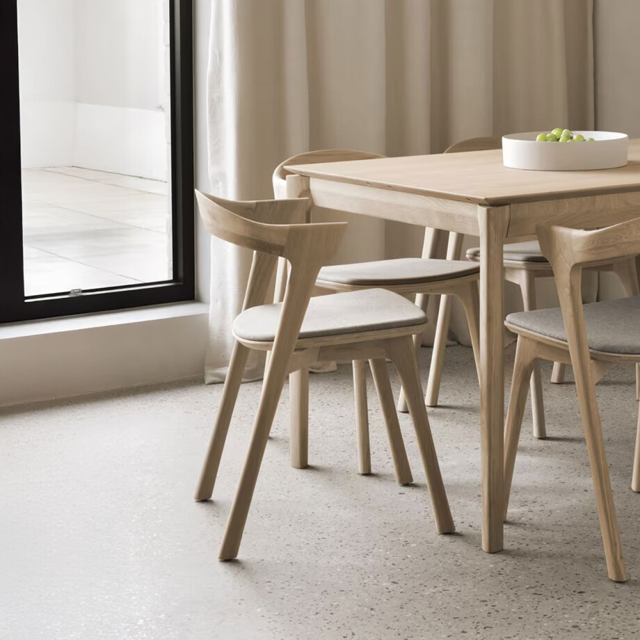 Ethnicraft Eetkamerstoel 'Bok' Gevernist Eikenhout en Stof, kleur Warm Grijs Ethnicraft Eetkamerstoel 'Bok' Gevernist Eikenhout en Stof, kleur Warm Grijs afbeelding 1