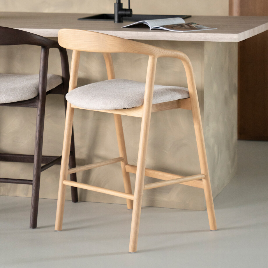 Eleonora Barstoel 'Rayven' Essen en stof, kleur Naturel (zithoogte 65cm) Eleonora Barstoel 'Rayven' Essen en stof, kleur Naturel (zithoogte 65cm) afbeelding 1