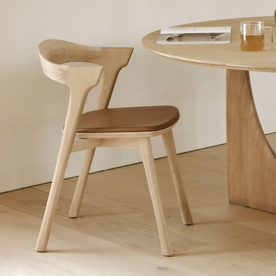 Ethnicraft Eetkamerstoel 'Bok' Gevernist Eikenhout en Leder, kleur Cognac Ethnicraft Eetkamerstoel 'Bok' Gevernist Eikenhout en Leder, kleur Cognac afbeelding 1