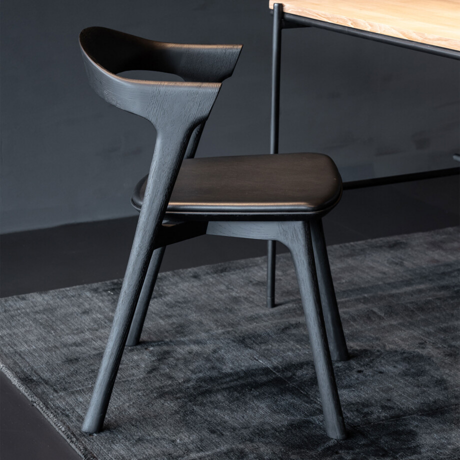 Ethnicraft Eetkamerstoel 'Bok' Gevernist Eikenhout en Leder, kleur Zwart Ethnicraft Eetkamerstoel 'Bok' Gevernist Eikenhout en Leder, kleur Zwart afbeelding 1