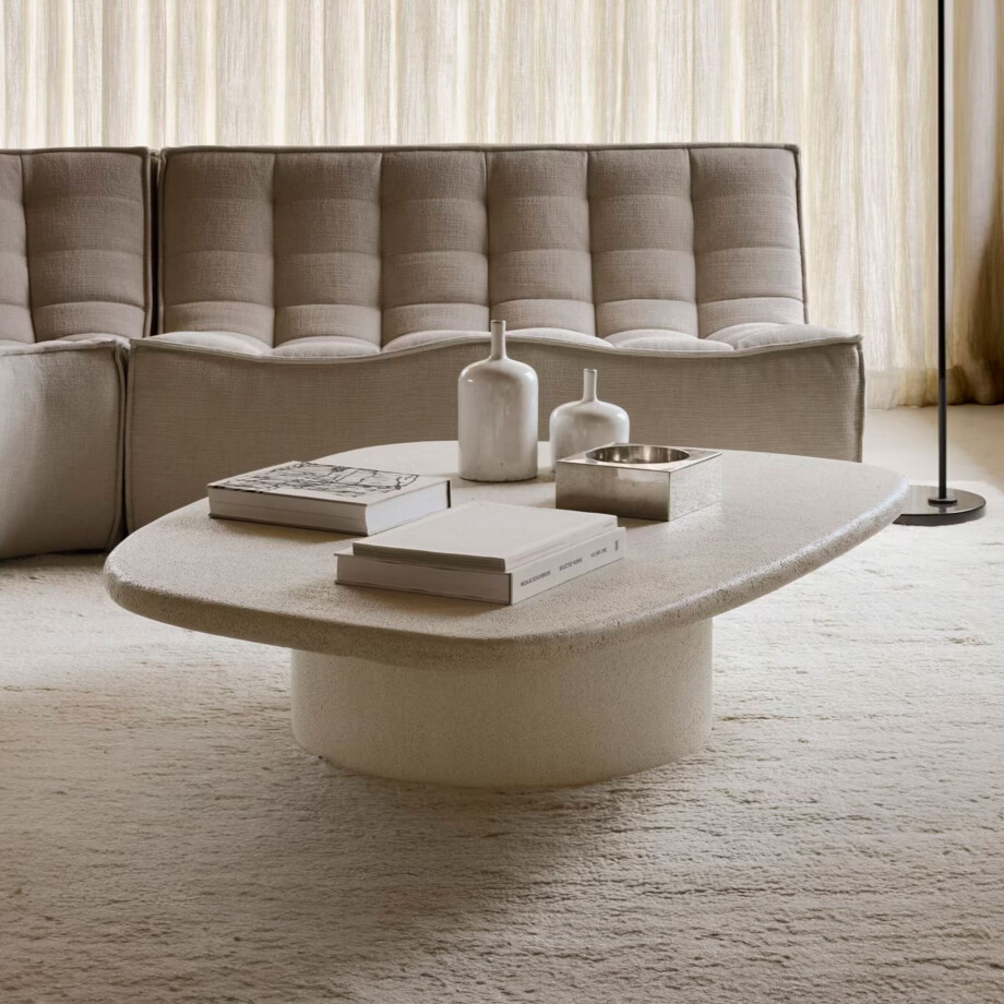 Ethnicraft Organische Salontafel 'Elements' Microcement, 134 x 96cm, kleur Off White Ethnicraft Organische Salontafel 'Elements' Microcement, 134 x 96cm, kleur Off White afbeelding 1