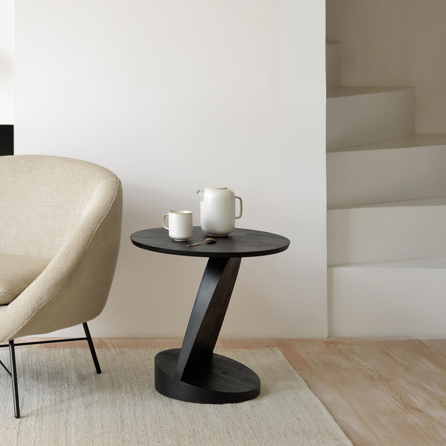 Ethnicraft Ronde Bijzettafel 'Oblic' Gevernist Teakhout, 52cm, kleur Zwart Ethnicraft Ronde Bijzettafel 'Oblic' Gevernist Teakhout, 52cm, kleur Zwart afbeelding 1