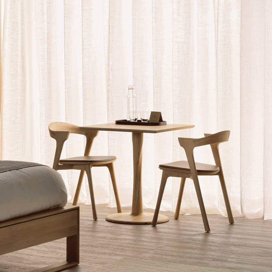 Ethnicraft Vierkante Bistrotafel 'Torsion' Gevernist Eikenhout, 70 x 70cm Ethnicraft Vierkante Bistrotafel 'Torsion' Gevernist Eikenhout, 70 x 70cm afbeelding