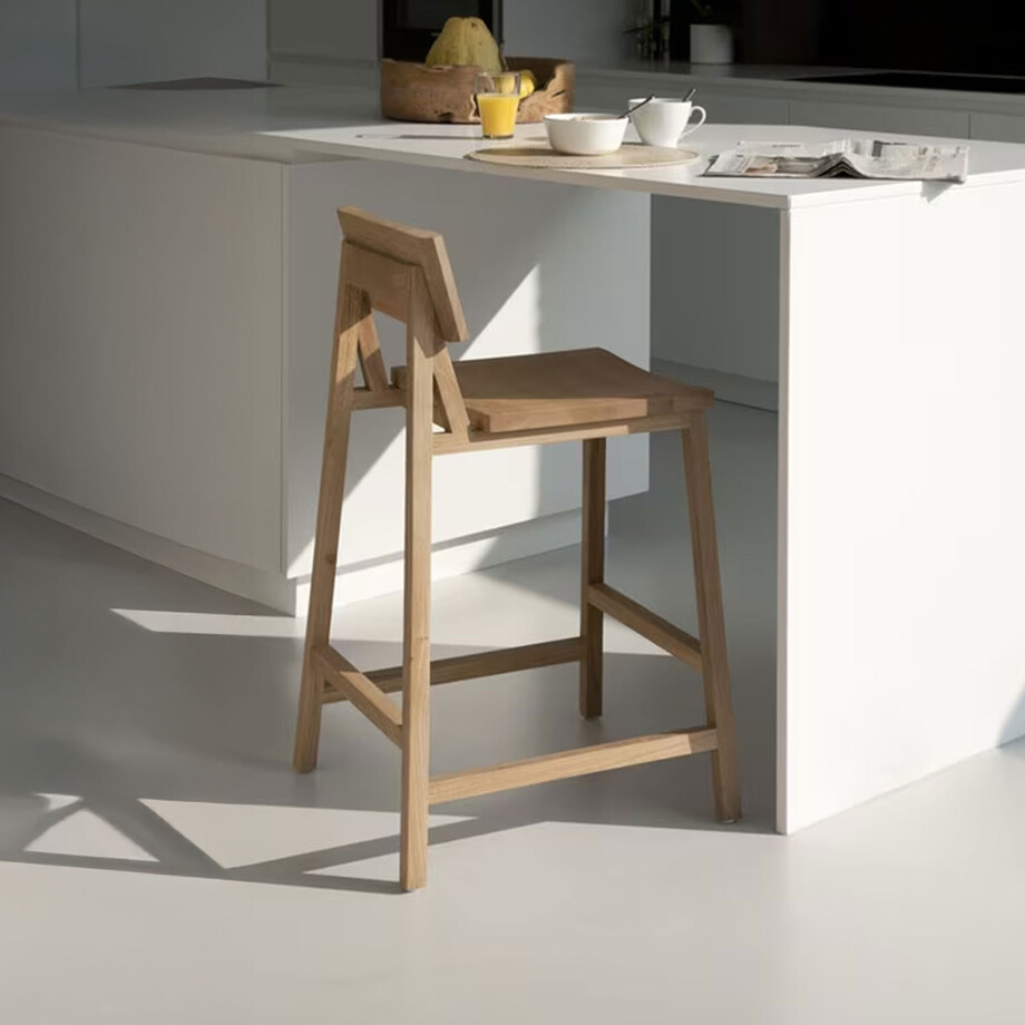 Ethnicraft Barstoel 'N3' Geolied Eikenhout, kleur Naturel (zithoogte 65cm) afbeelding 1