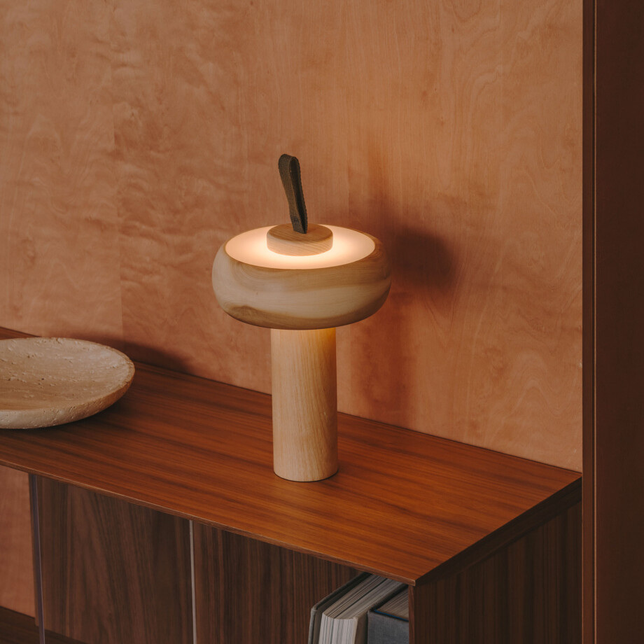 Kave Home Draagbare Tafellamp 'Luba' Essenhout, 30cm Kave Home Draagbare Tafellamp 'Luba' Essenhout, 30cm afbeelding 1