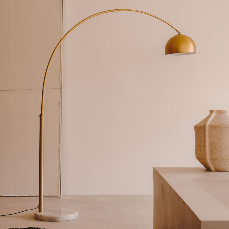 Kave Home Vloerlamp 'Madali' Messing en marmer, 160-185cm Kave Home Vloerlamp 'Madali' Messing en marmer, 160-185cm afbeelding