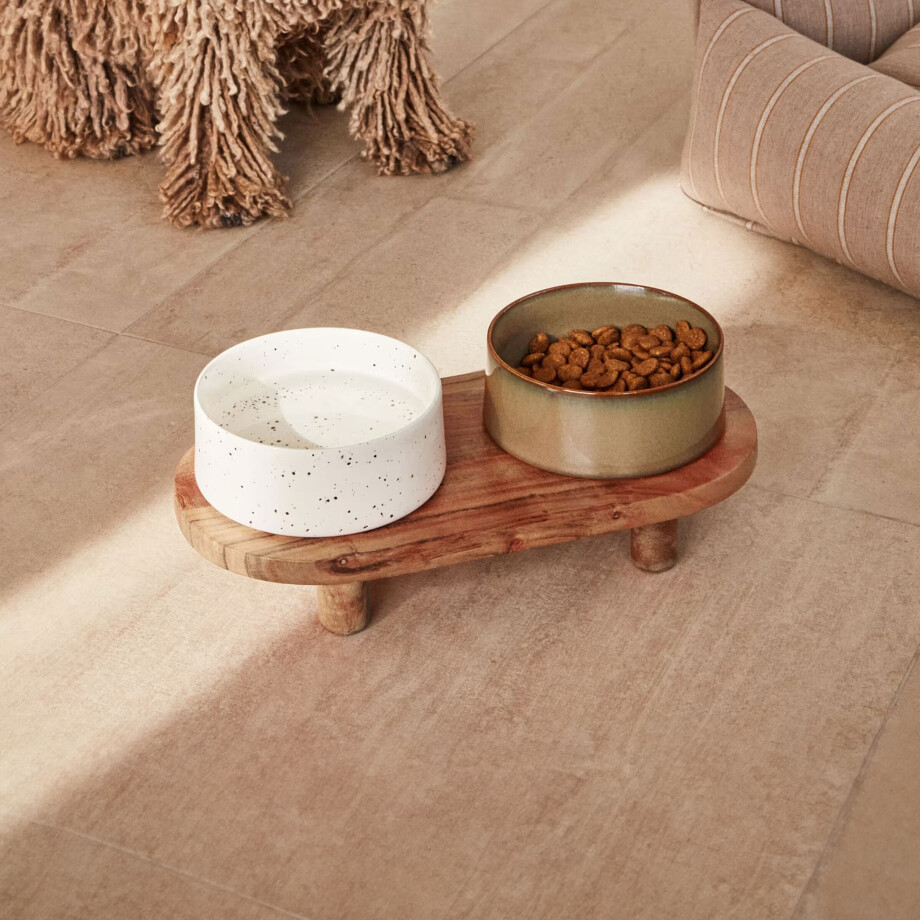 Kave Home Voerbak 'Dumbi' Set van 2 stuks, Keramiek, Met houten standaard Kave Home Voerbak 'Dumbi' Set van 2 stuks, Keramiek, Met houten standaard afbeelding 1