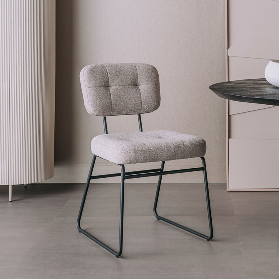 Tower Living Eetkamerstoel 'Padola' Bouclé, kleur Zand Tower Living Eetkamerstoel 'Padola' Bouclé, kleur Zand afbeelding 1