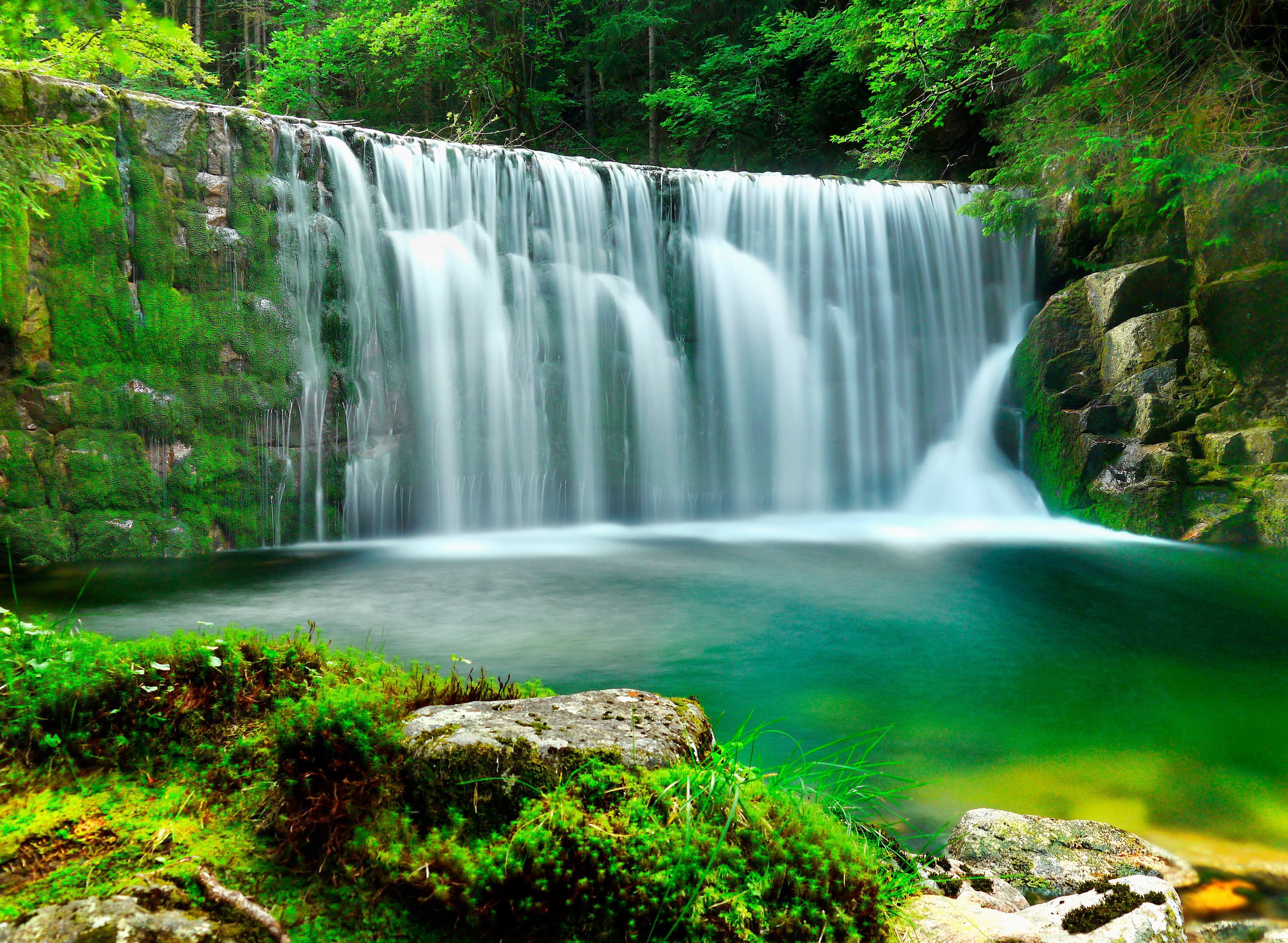 Papermoon Fotobehang Emerald Lake Waterfalls afbeelding 1