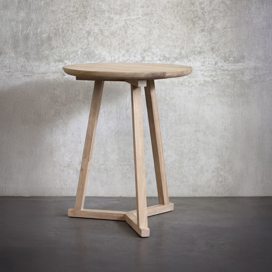 Ethnicraft Ronde Bijzettafel 'Tripod' Gevernist Eikenhout, 46cm, kleur Naturel Ethnicraft Ronde Bijzettafel 'Tripod' Gevernist Eikenhout, 46cm, kleur Naturel afbeelding 1