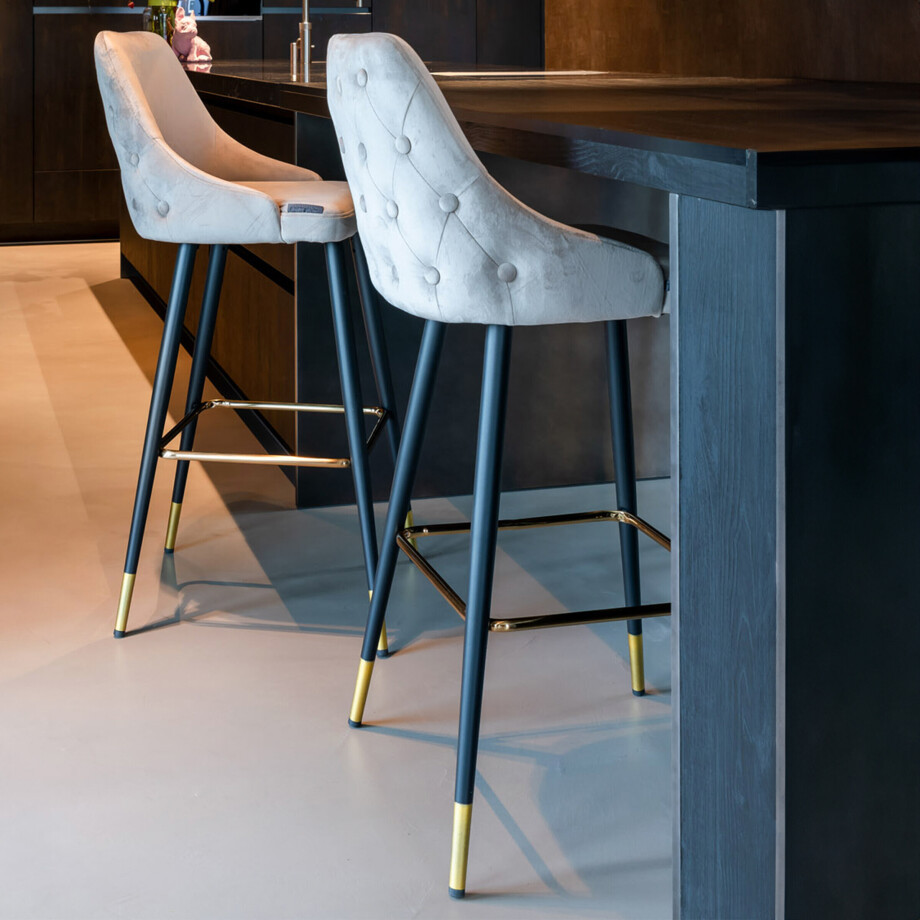 Richmond Barstoel 'Imani' Velvet, kleur Khaki (zithoogte 77cm) Richmond Barstoel 'Imani' Velvet, kleur Khaki (zithoogte 77cm) afbeelding 1