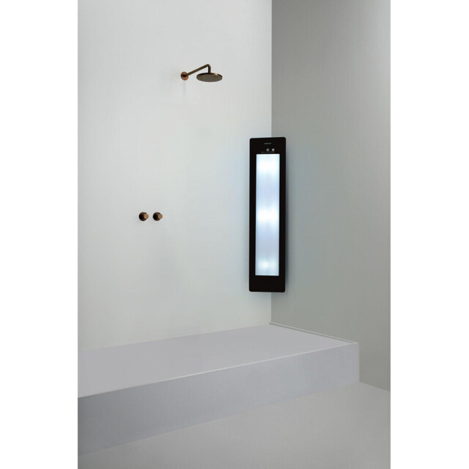 Sunshower Round Medium Plus infrarood + UV licht opbouw incl. installatieset hoek 140x33x25cm Black M0600-M0102-SML0800 Sunshower Round Medium Plus infrarood + UV licht opbouw incl. installatieset hoek 140x33x25cm Black M0600-M0102-SML0800 afbeelding 1
